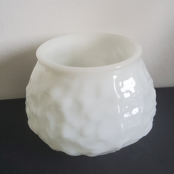 Vintage E.O. Brody Co Opaque Milk Glass Vase - Picture 3 of 7